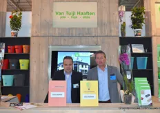 Nico den Hertog en Frits van Duijn van, Van Tuijl Haaften met hun Pots - Trays & Sticks. De innovatieroute begon min of meer bij hun stand en daar kon hun bijdrage aan, het Horticontact thema van dit jaar, Hortipackaging zien. 